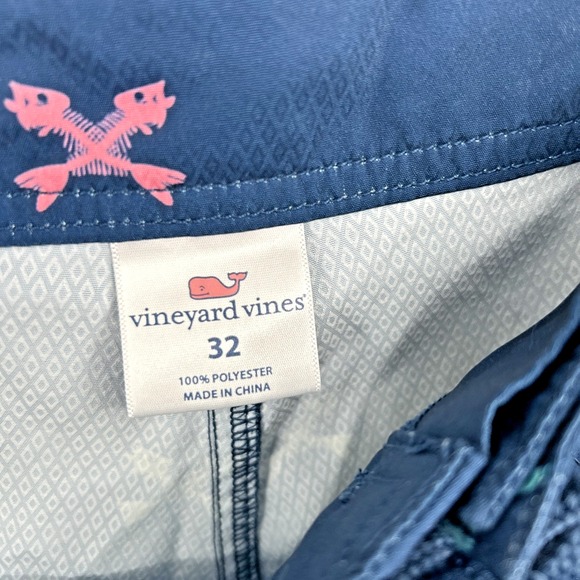 Vineyard Vines Board Shorts Men's Sz 32 Navy Blue All Over Print Fish Bones Swim - Picture 3 of 7